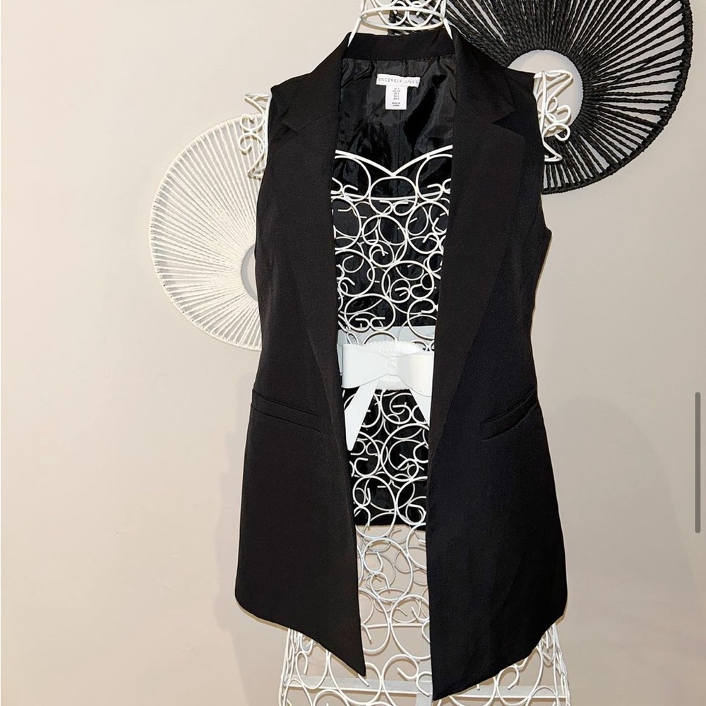 Sleeveless blazer